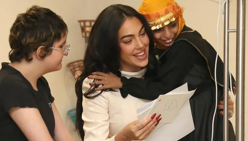 جورجينا رودريغيز تدعم مرضى السرطان في مركز الملك فهد لأورام الأطفال (صور)