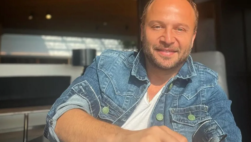 مكسيم خليل يُهنّئ الشعب السوري: "لنصُن هذه الأمانة" (فيديو)
