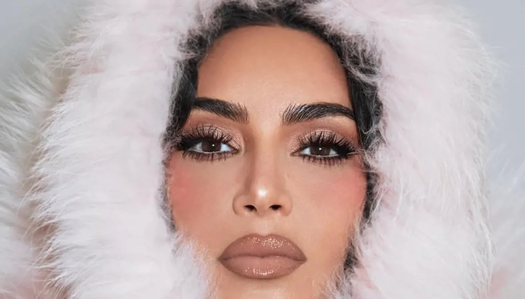 كيم كارداشيان تفاجئ صديقتها المقربة بسيارة تسلا بقيمة 100 ألف دولار (فيديو)