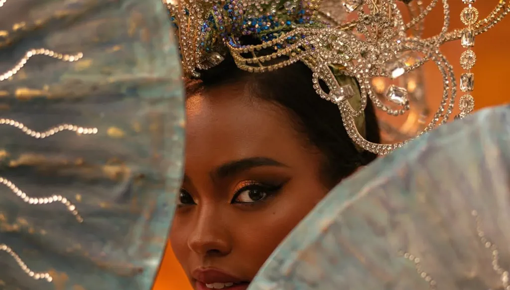 الاعلان عن الفائزة بأفضل زي وطني في مسابقة ملكة جمال الكون (صور وفيديو)