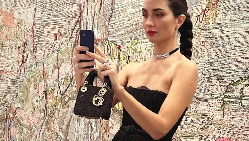 توبا بويوكوستن في الرياض للمرة الأولى: مندهشة للغاية (فيديو)