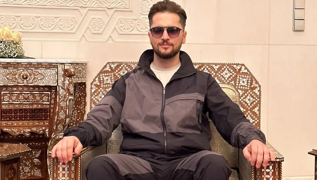 بالفيديو- "تيكتوكر" سوري يجلس على كرسيّ بشار الأسد في قصر الشعب... جدل وانتقادات