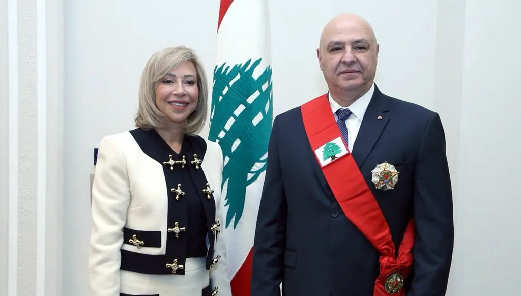 السيدة اللبنانية الأولى نعمت عون بأناقتها الكلاسيكية تعكس التوازن والرصانة