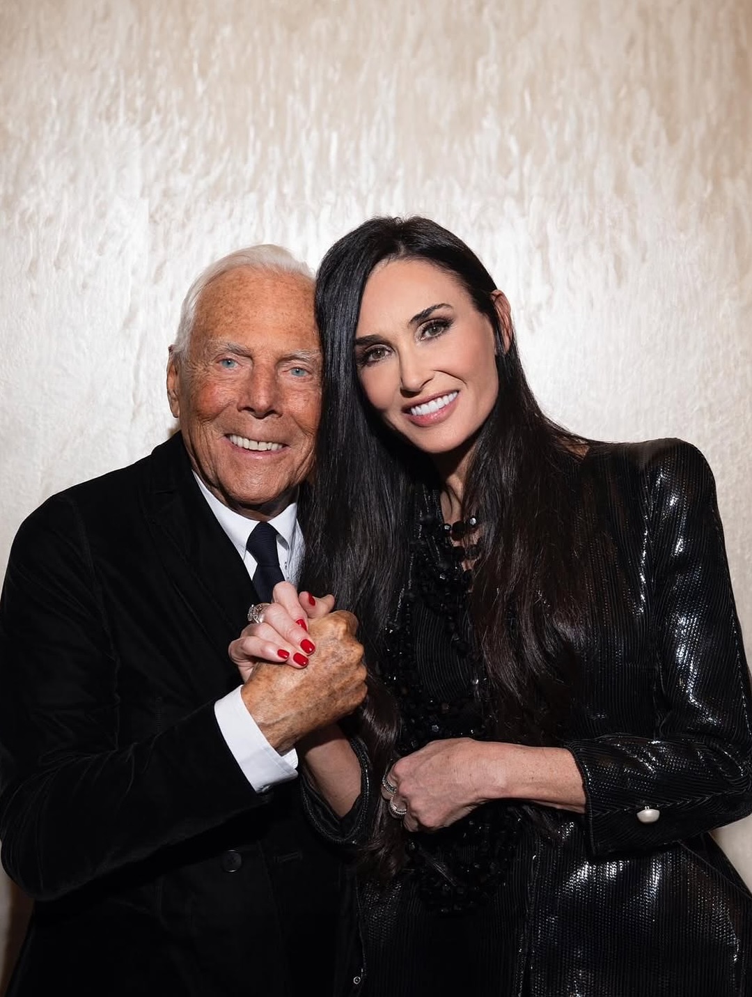 ديمي مور وجورجيو أرماني (من حساب مور في إنستغرام).