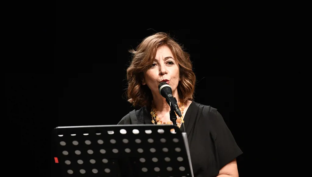 "جلستِ قربي تضحكين"... السوبرانو غادة غانم تُغنّي الحب في وجه الفقد