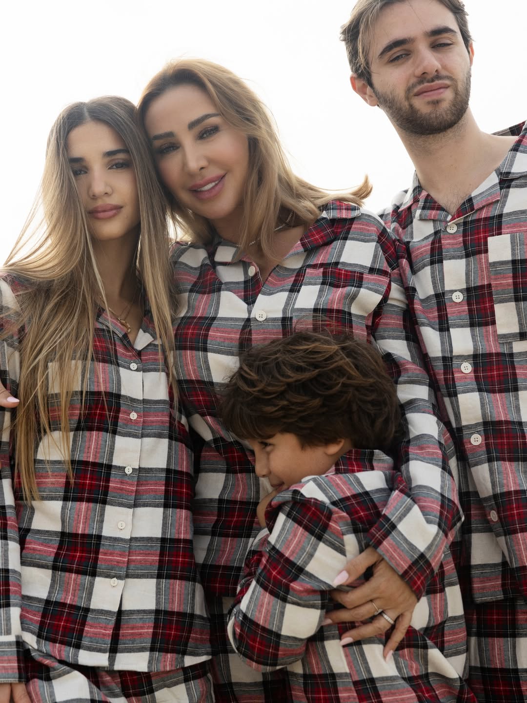 جويل مردينيان وأولادها (إنستغرام).