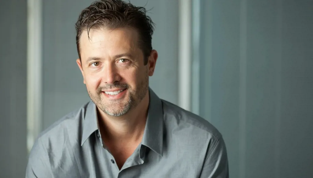 "النهار" تلتقي ستيفان باستيس في الشارقة: من المحاماة إلى الكاريكاتور والشرائط المصورة!