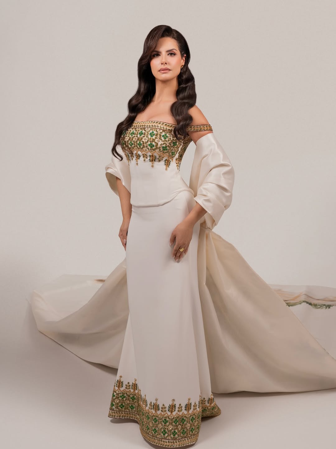 ملكة جمال فلسطين نادين أيوب بإطلالة فلكلورية في مسابقة ملكة جمال الكون (إنستغرام).