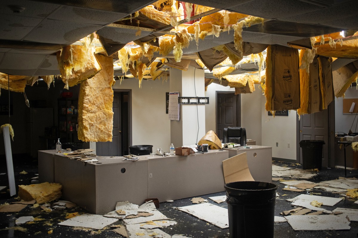 أضرار بمبنى بسبب الإعصار في لويزفيل (أ ف ب)‏‎ ‎