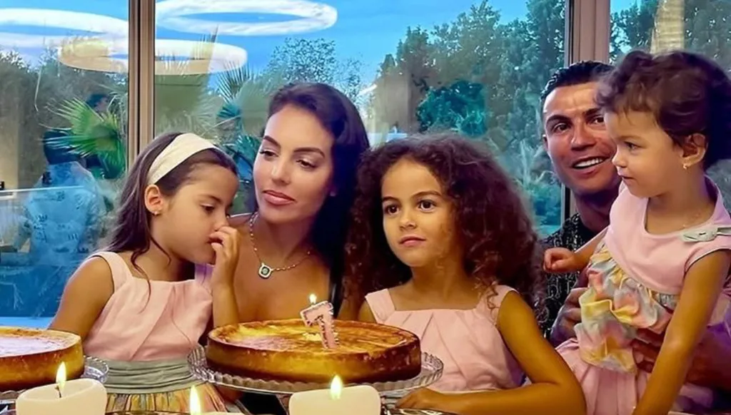 محاط بـ7 سيّدات... رسالة مؤثّرة من كريستيانو رونالدو في اليوم العالمي للمرأة (صور)