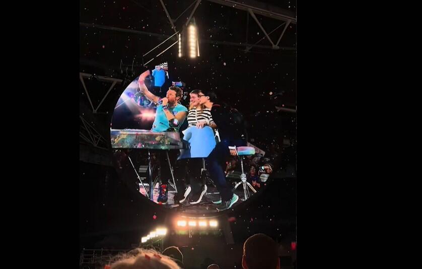 كريس مارتن مع المشجعتين الإسرائيليتين (من الفيديو المتداول - غوغل).