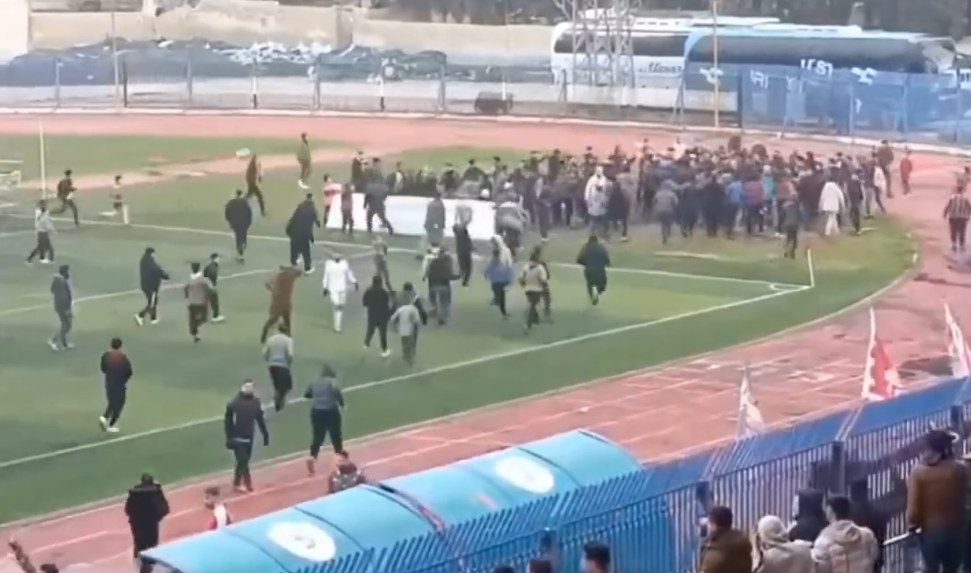 لقطة من الفوضى بعد انتهاء المباراة. (من فيديو الإشكال)