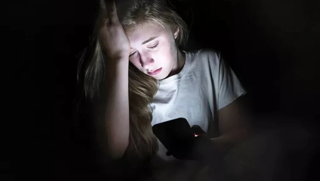 من الشاشات إلى الواقع: الهجمات الإلكترونية على النساء تبلغ مستوى خطيراً