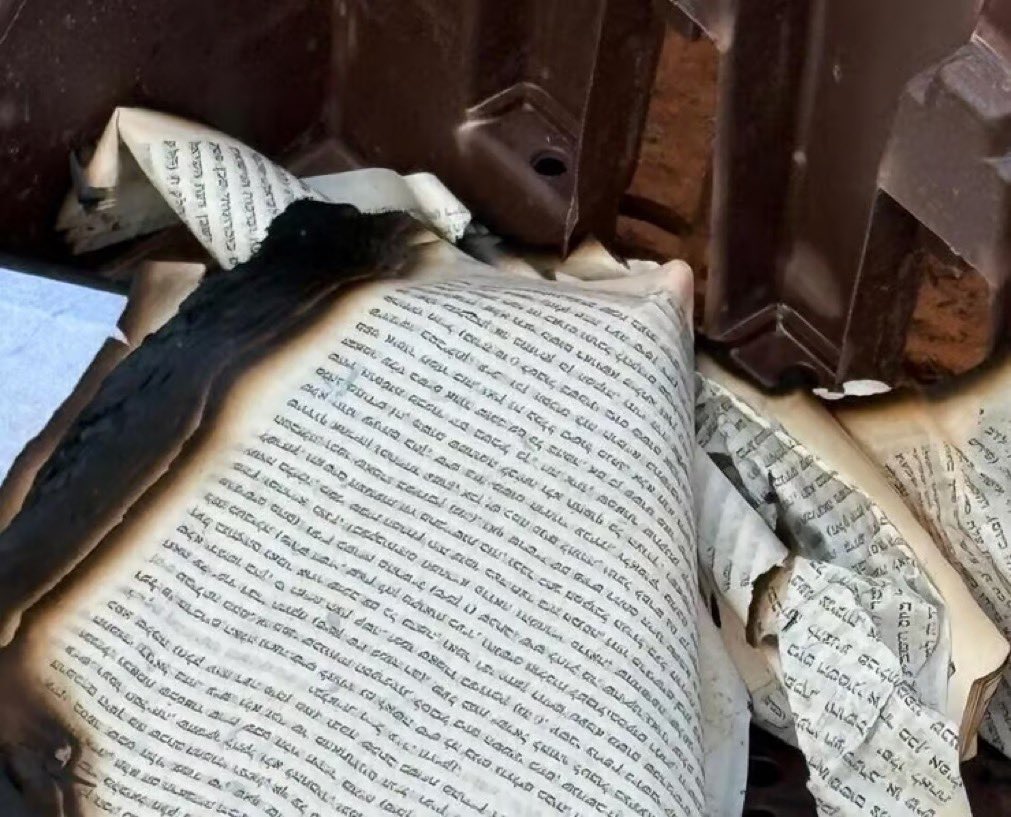 الحريق التهم كتب توراتية (أكس) 