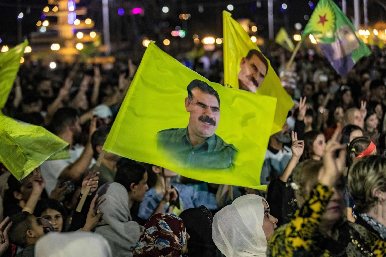 تظاهرة في القامشلي في 27 فبراير 2025 ابتهاجاً بدعوة عبد الله أوجلان إلى حل حزب العمال الكردستاني ونزع أسلحته (أ.ف.ب)