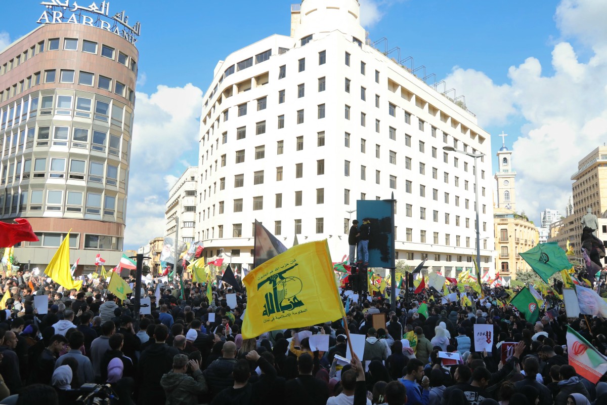 تظاهرة لأنصار حزب الله بالقرب من السراي الحكومي ببيروت احتجاجاً على قرار السلطات اللبنانية الدخول في مفاوضات مباشرة مع إسرائيل في 11 نيسان/أبريل 2026 (أ ف ب)