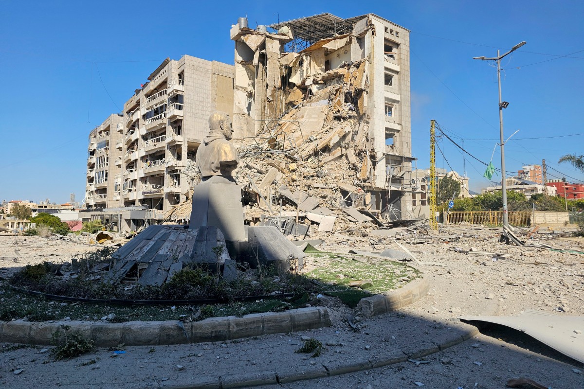 تظهر آثار الدمار في موقع غارة جوية إسرائيلية استهدفت طريق المطار الذي يمر عبر الضواحي الجنوبية لبيروت في 9 آذار/مارس 2026 (أ ف ب)