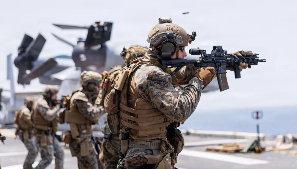 سنتكوم تنشر: تدريبات للمارينز على متن السفينة "يو إس إس تريبولي" في بحر العرب