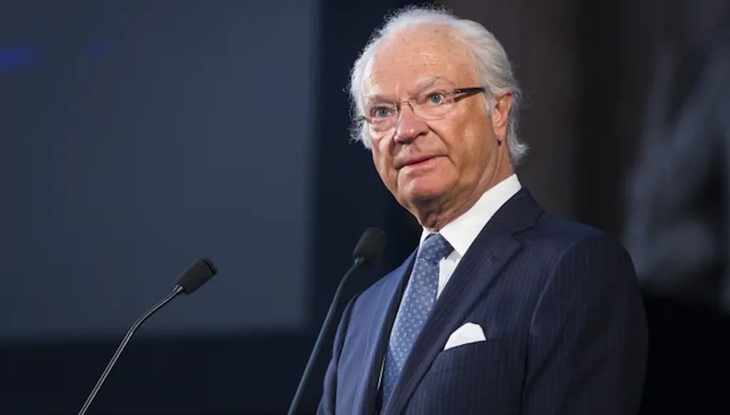 ملك السويد يضطرّ إلى الاعتذار بعدما أخطأ في نطق اسم حفيدته الجديدة