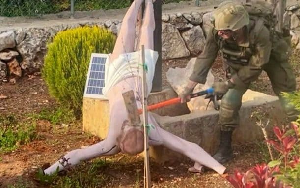  أقدم أحد الجنود على تحطيم تمثال للمسيح داخل البلدة