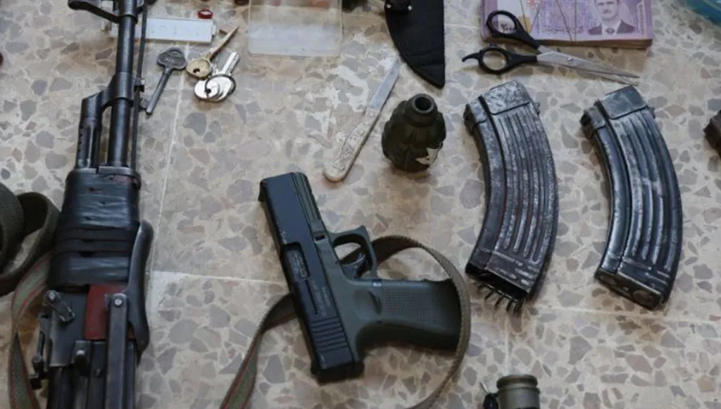 "انتحلت صفة عناصر أمنية"... الداخلية السورية: تفكيك عصابة على الحدود السورية اللبنانية