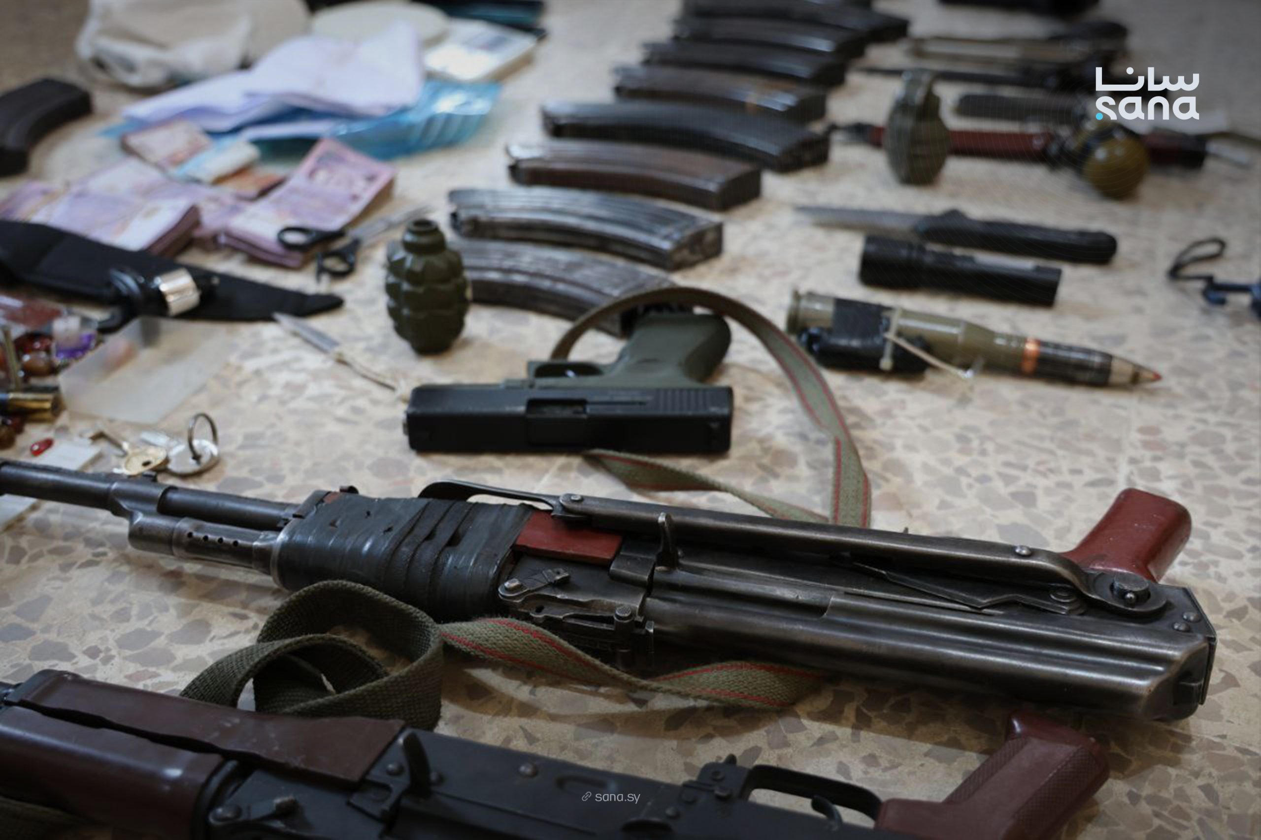 تفكيك عصابة تنتحل صفة الأمن الداخلي وتنفذ عمليات سلب مسلح على الحدود السورية اللبنانية (سانا)