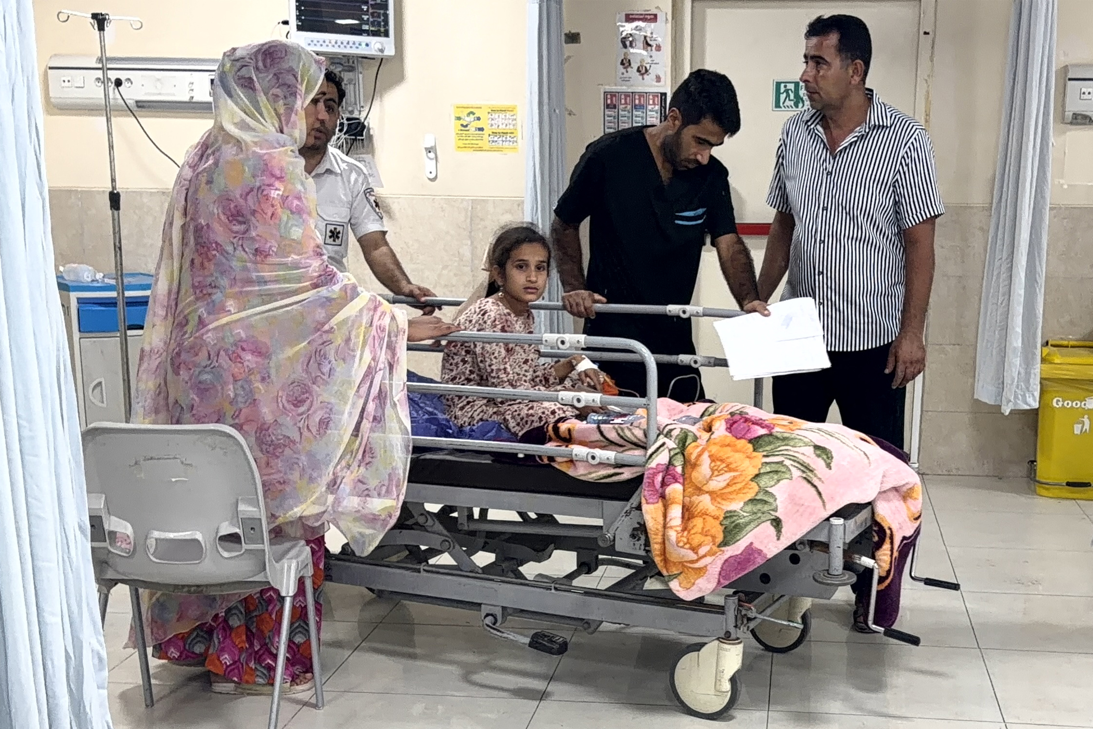 طفلة إيرانية بعد إصابتها بجروح جراء قصف أميركي في كوهستاك، مقاطعة سيريك (وكالة تسنيم)