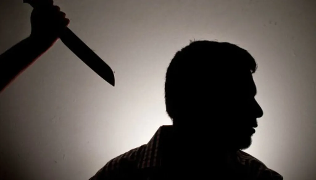 استدرجاه الى ورشة بناء قبل طعنه... وحالته حرجة