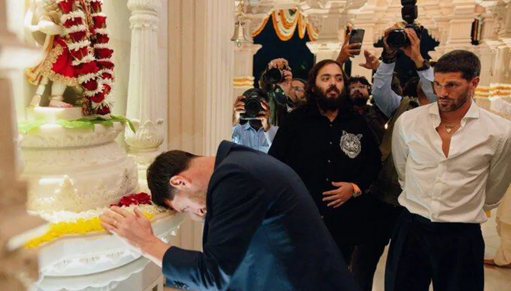 ميسي يختتم جولته في الهند بالمشاركة في طقوس هندوسية (فيديو وصور)