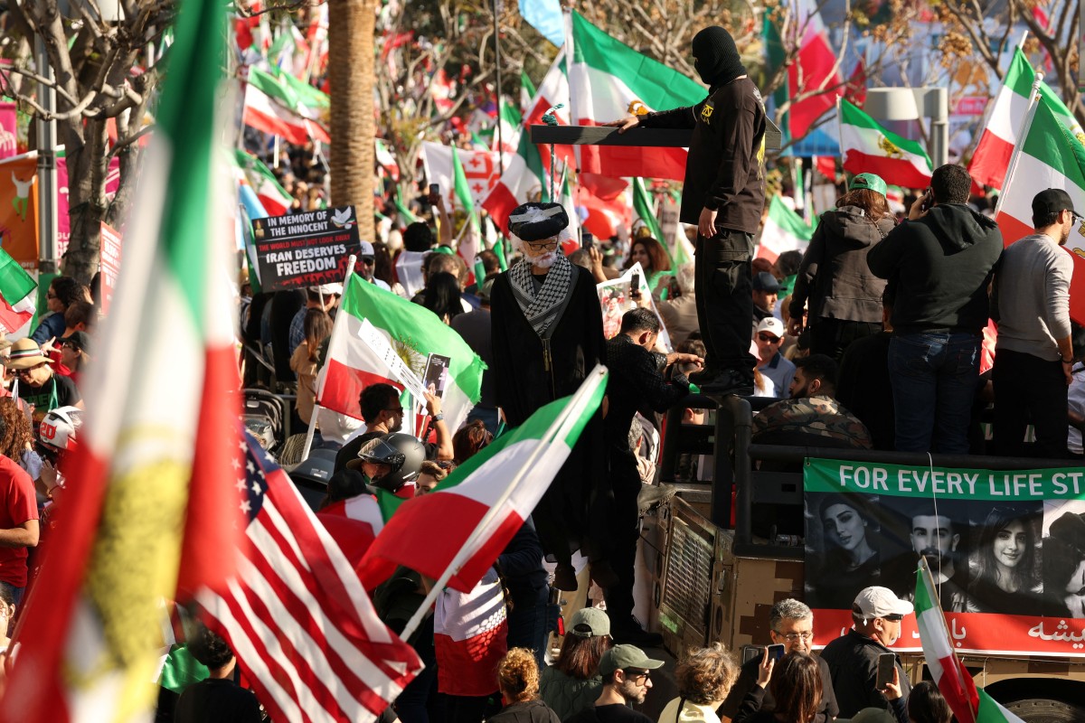 تحرّكات الجاليات الإيرانية مستمرة ضد نظام خامنئي في الخارج. الصوة من تظاهرة في لوس انجليس في الولايات المتحدة (أ ف ب)