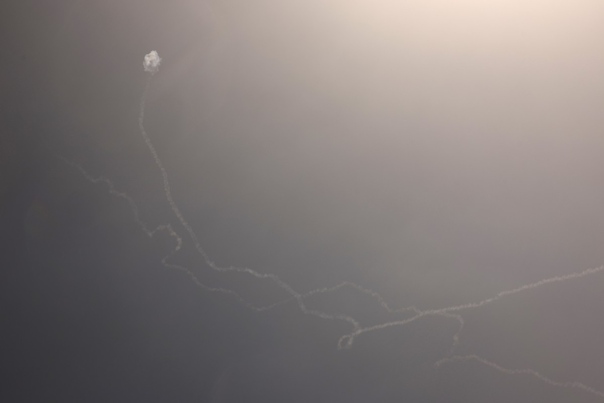 آثار الصواريخ في السماء فوق مدينة تل أبيب الساحلية الإسرائيلية وسط وابل جديد من الصواريخ الإيرانية في 19 آذار/مارس 2026 (أ ف ب)