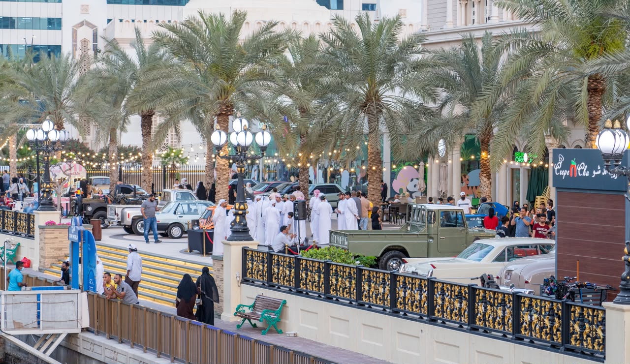 معرض السيارات - الشارقة.