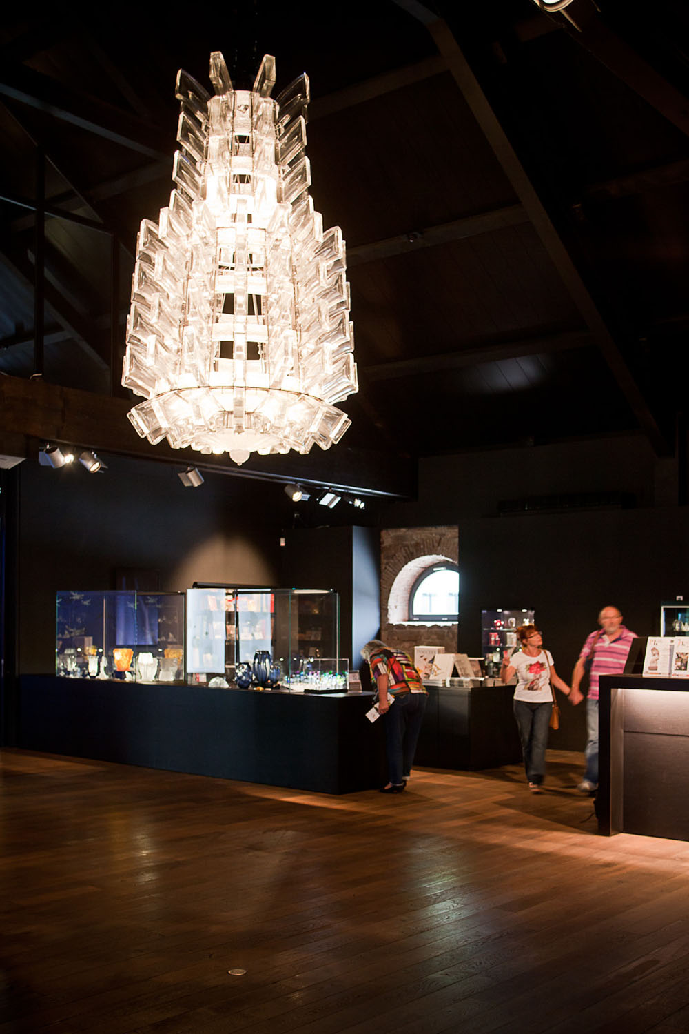 ثريا من زجاج مدخل المتحف.