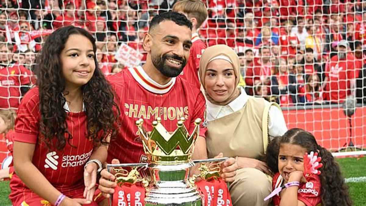 محمد صلاح مع زوجته.