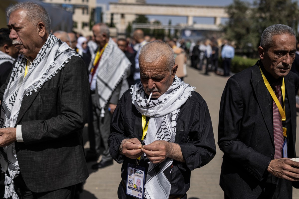 تجمع المندوبون قبل خطاب الرئيس الفلسطيني محمود عباس خلال المؤتمر الثامن لحركة فتح في مدينة رام الله في 14 أيار/مايو 2026 (أ ف ب)
