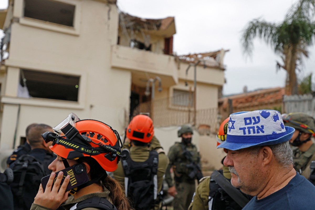 تجمع لقوات الأمن الإسرائيلية في موقع ضربة صاروخية شنها حزب الله استهدفت منزلاً في كريات شمونة في 1 نيسان/أبريل 2026 (أ ف ب)