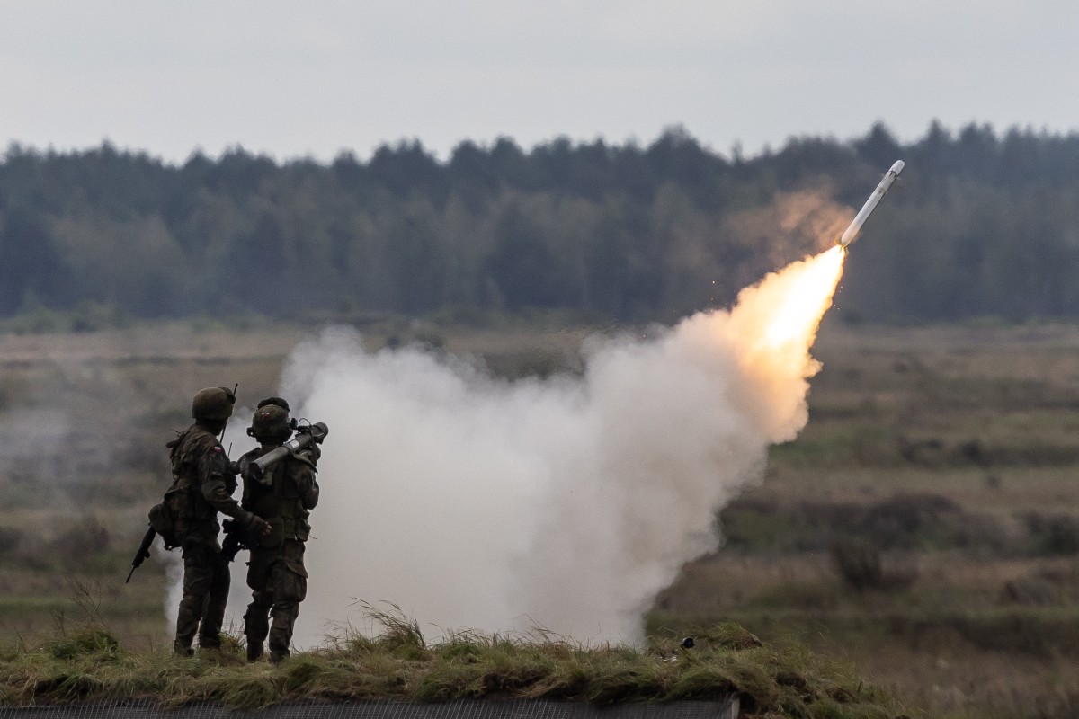 طلاق صاروخ (الصاعقة) خلال تدريبات عسكرية لبولندا ودول حلف شمال الأطلسي في أورزيسك (أ ف ب)