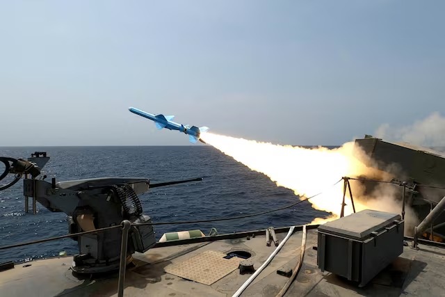 إطلاق صاروخ من بارجة حربية إيرانية خلال مناورة عسكرية 20/آب أغسطس 2025 (رويترز)