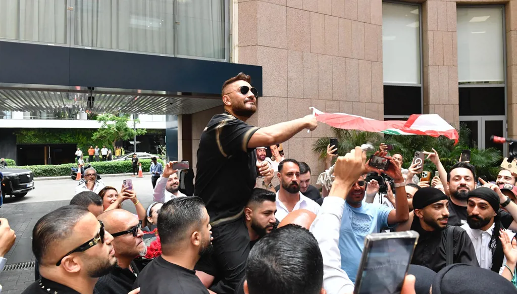 تامر حسني مرفوعاً على الأكتاف في لبنان (صور)