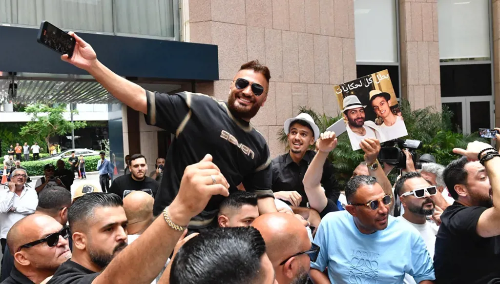 فوضى وتأخير في حفل تامر حسني… والجمهور يتذمّر (فيديو)