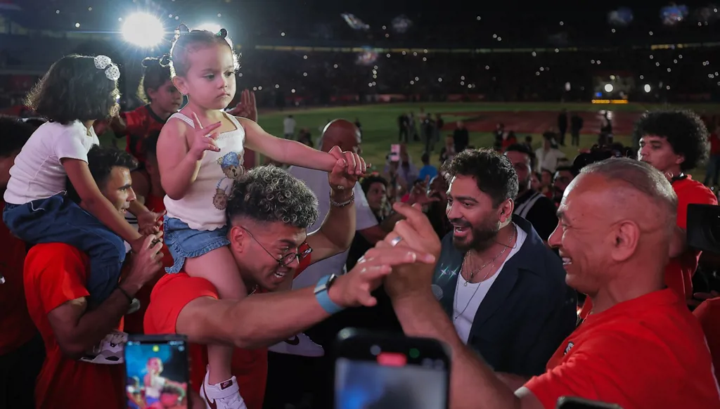 تامر حسني يفتتح "100 مليون شكراً" ورقصة عائلية لنجوم منتخب مصر
