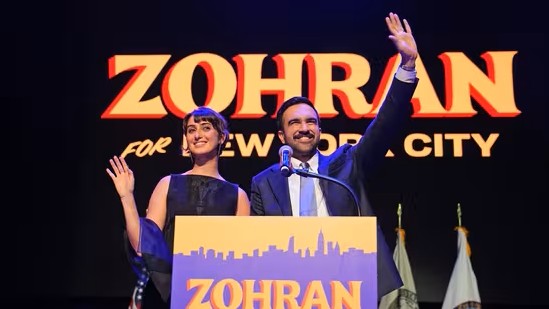 زهران ممداني وزوجته راما دواجي في مسرح باراماونت في بروكلين – نيويورك (أ ف ب).