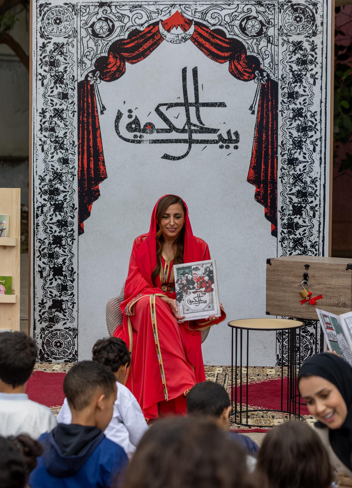 تقرأ كتابها “بيت الحكمة“ في الرباط. (مكتب الشارقة الإعلامي)