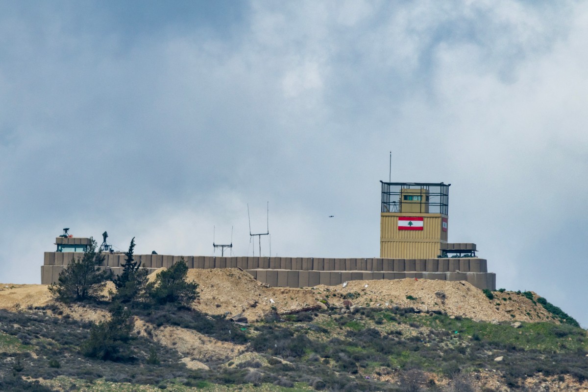 طائرة بدون طيار تحلق فوق موقع مهجور للجيش اللبناني في منطقة حدودية في 16 آذار/مارس 2026 (أ ف ب)