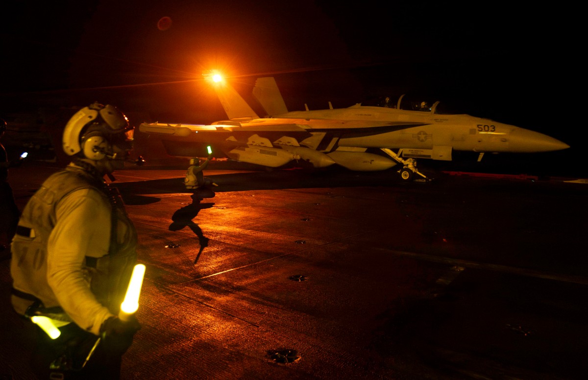 طائرة EA-18G Growler، التابعة لسرب الهجوم الإلكتروني (VAQ) 133، وهي تستعد للإقلاع من سطح حاملة الطائرات من فئة نيميتز USS Abraham Lincoln (CVN 72)، خلال عملية Epic Fury، في 15 آذار/مارس 2026 (أ ف ب)