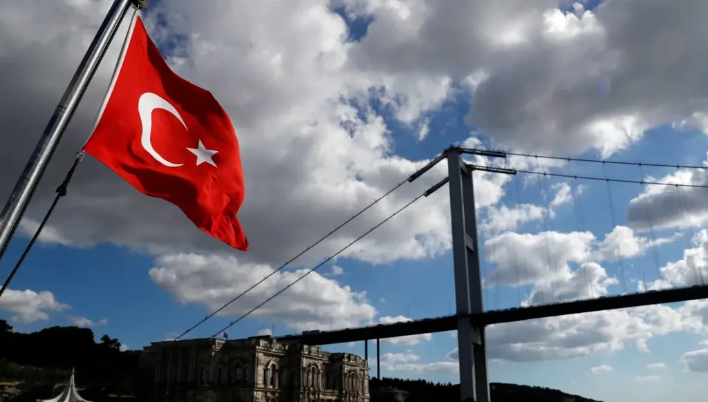 محكمة تركية تأمر بالإفراج عن رسام كاريكاتور ولكنه سيبقى في السجن