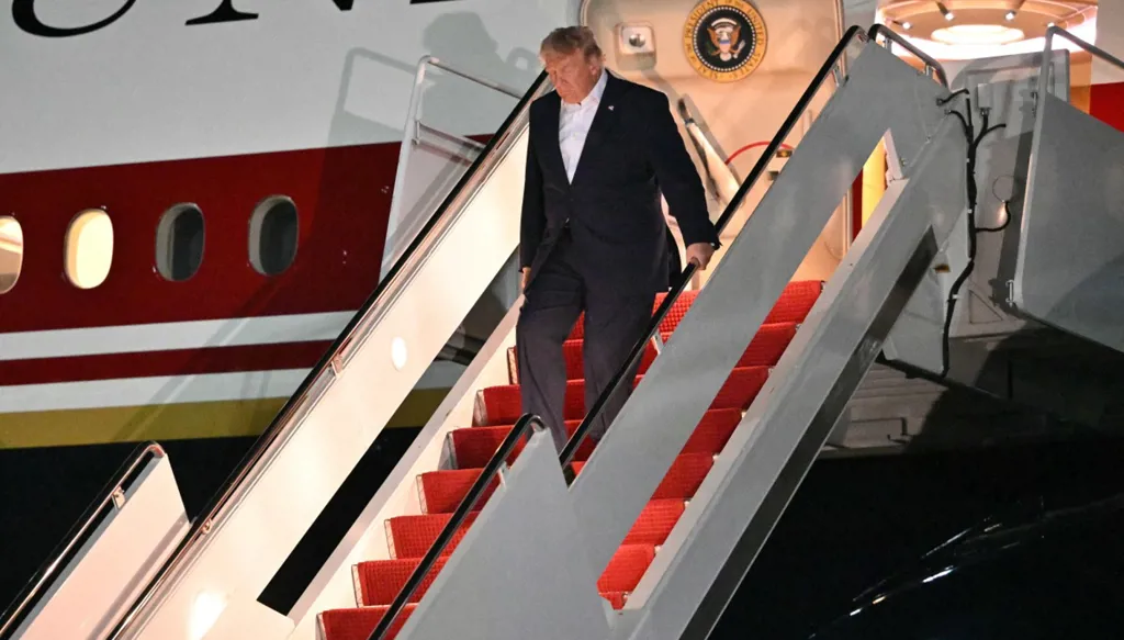 ترامب: تعليق المحادثات مع إيران أسبوعاً بسبب تشييع خامنئي... ولقاء مرتقب مع نتنياهو