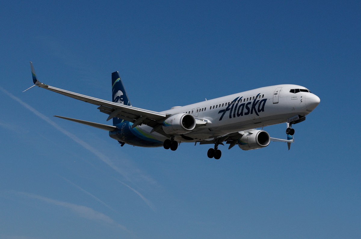 طائرة تابعة لشركة ألاسكا إيرلاينز تهبط في مطار هوليوود بوربانك (أ ف ب)