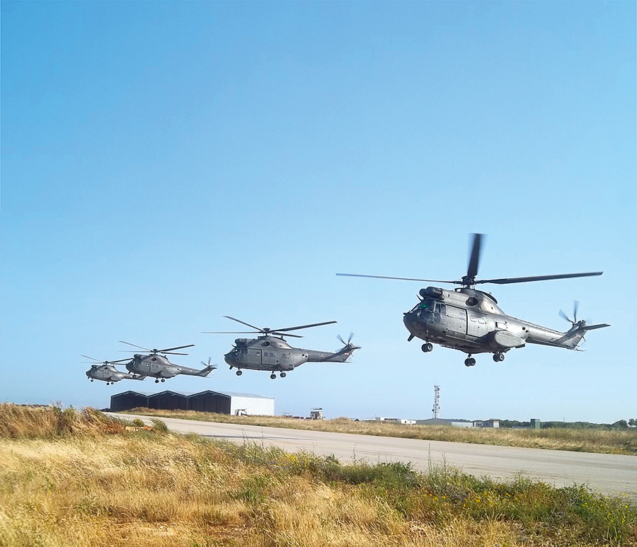 طائرات مروحية تابعة للجيش اللبناني في قاعدة حامات الجوية (موقع الجيش)