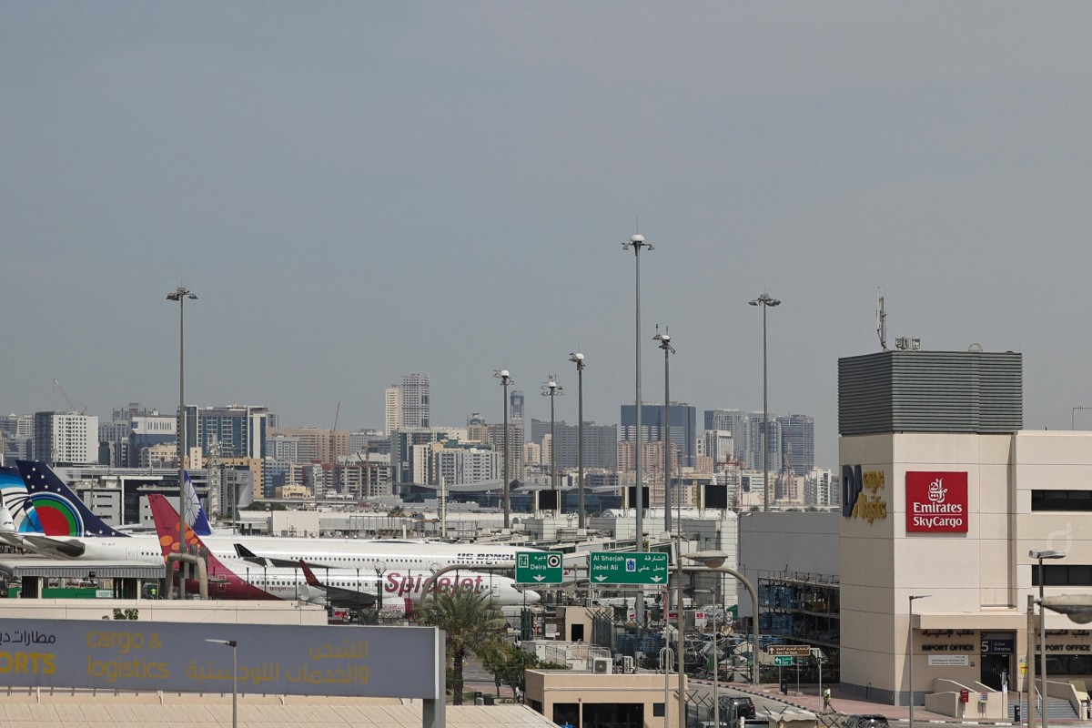 طائرات ركاب متوقفة في مطار دبي الدولي في دبي بتاريخ 11 آذار/مارس 2026 (أ ف ب)